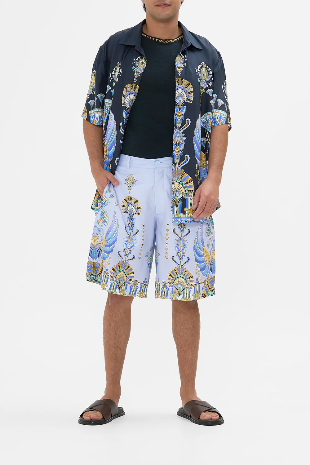 FIXED WAIST MID LENGTH WALK SHORT UNDER SCARAB SKIES