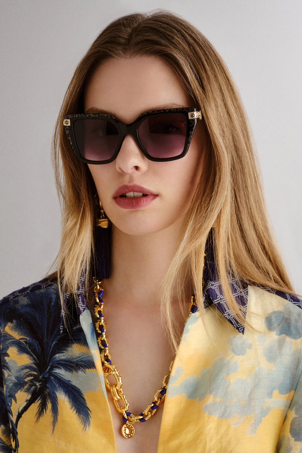 HERE COMES TROUBLE SUNGLASSES BLACK / GOLD LEOPARD GLITTER - Image 2
