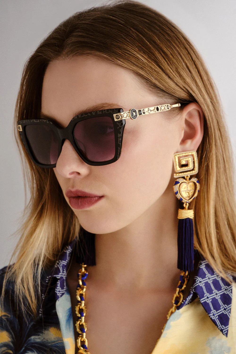 HERE COMES TROUBLE SUNGLASSES BLACK / GOLD LEOPARD GLITTER - Image 5