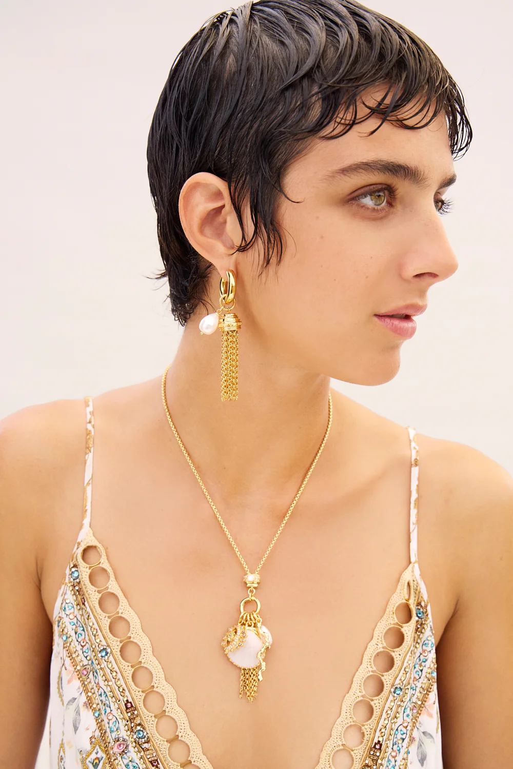 ENCHANTED OCEANIA ASYMMETRICAL DROP EARRINGS GOLD - Image 2