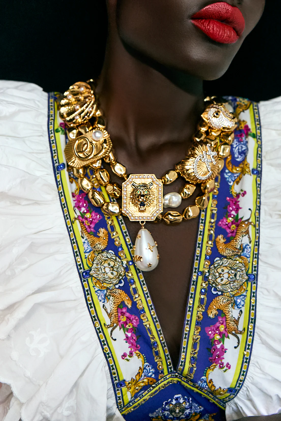 A SPANISH STATEMENT NECKLACE GOLD - Image 3