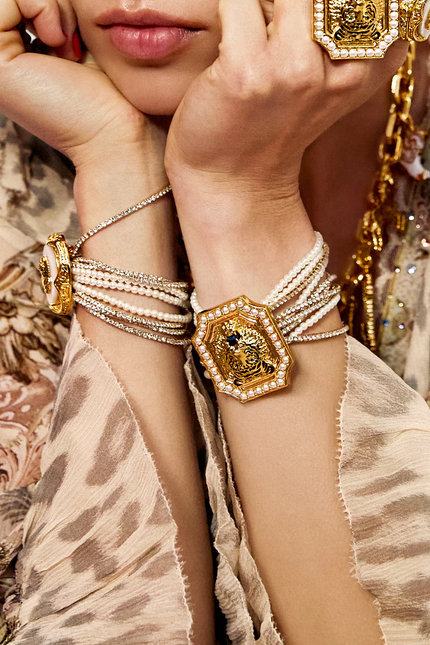 A SPANISH STATEMENT STRETCH BRACELET GOLD - Image 4